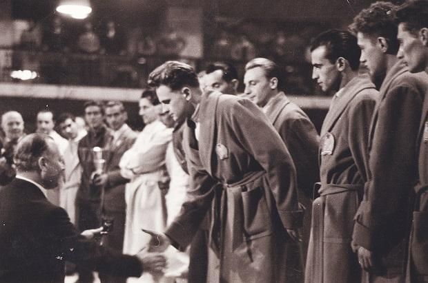1955: a második helyen végző tőrcsapat tagjaként fogadja a gratulációkat a római vb-n (Fotó: Én is BEAC-os vagyok című könyv)