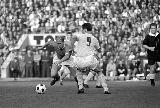 Az 1965-ös Ferencváros–Manchester United VVK-elődöntőben 1966 és 1967 aranylabdása, Bobby Charlton és Albert Flórián