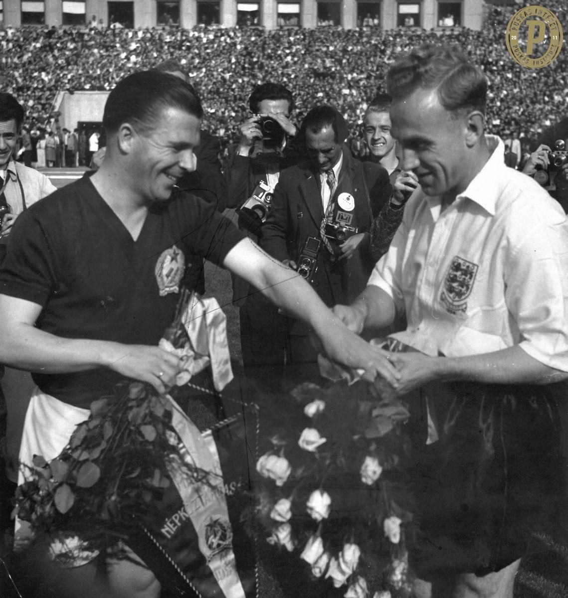 Puskás Ferenc és Billy Wright zászlót cserélnek a Népstadionban