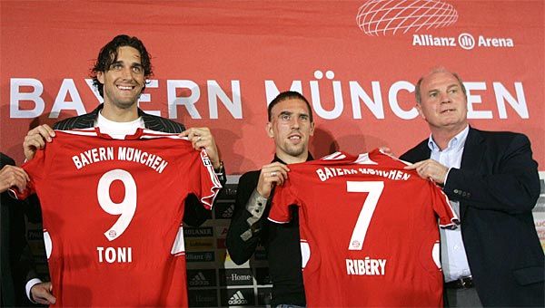 Frank Ribéryt ma egy másik friss szerzemény, Luca Toni társaságában mutatták be hivatalosan a Bayern Münchennél