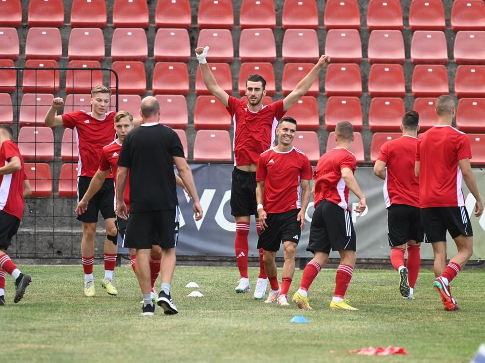 Szabó Mátéék a meccs előtt még mosolyogva készülődtek (Fotó: Kurdi József/PMFC)