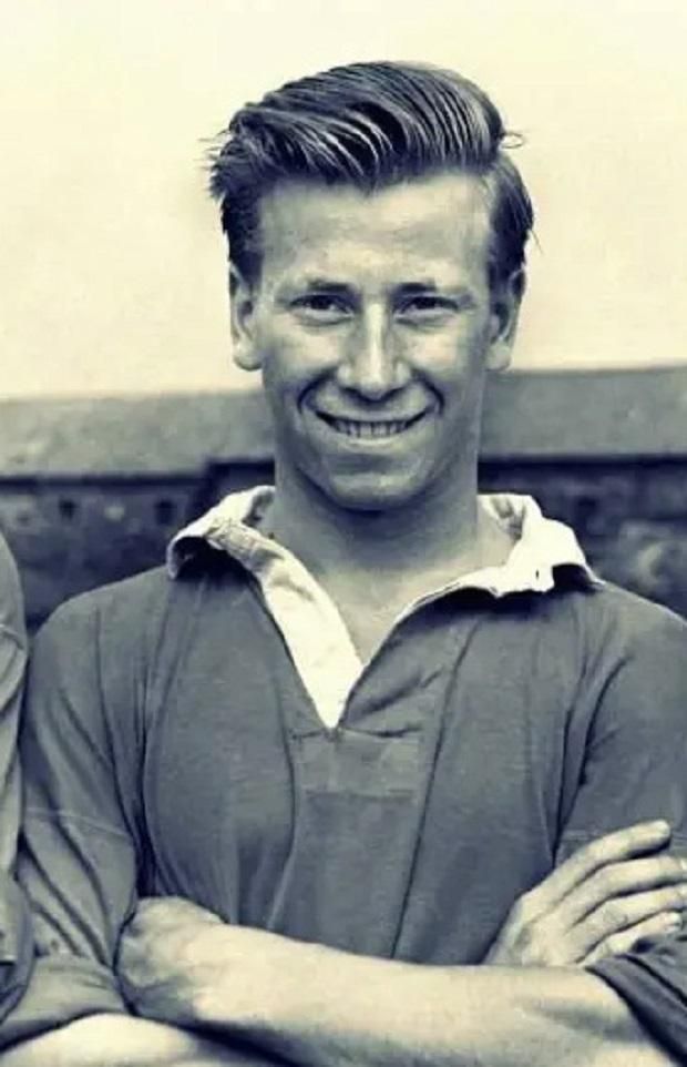 1956: bemutatkozik a Manchester Unitedben – éppen a Charlton ellen