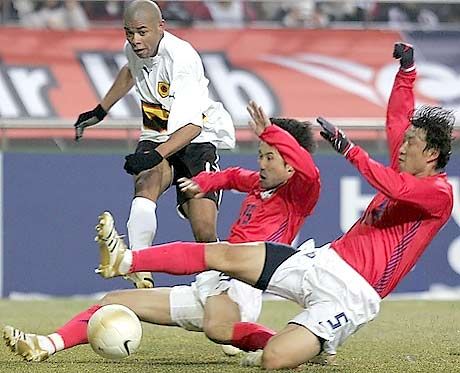 Edson (fehérben) hiába kűzdött a koreai védőkkel, Angola mégis kikapott Edson (fehérben) hiába kűzdött a koreai védőkkel, Angola mégis kikapott