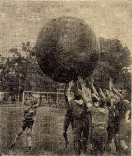 A pushballjáték egyik jelenete a táborban