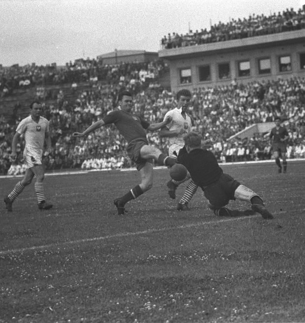 1956. július 15.: a lengyelek elleni meccsen góllal búcsúzott a válogatottól (4:1) (Fotó: MTI)