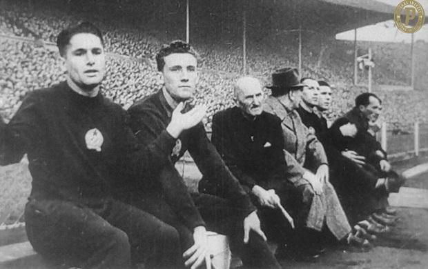 A magyar válogatott kispadja a Wembley-ben: a bal szélen ülő Sándor Károly és Várhidi Pál csak nézőként és nem résztvevőként figyelhette az Évszázad mérkőzését