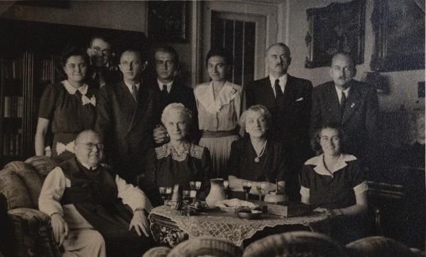 1943 novembere: Együtt a Vadas család Marika keresztelőjét követően