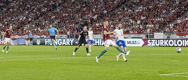 Védekezésben elég egy kis megingás, és ott a gond, a csehek Václav Jurecka góljával egyenlítettek (Fotó: Koncz Márton)