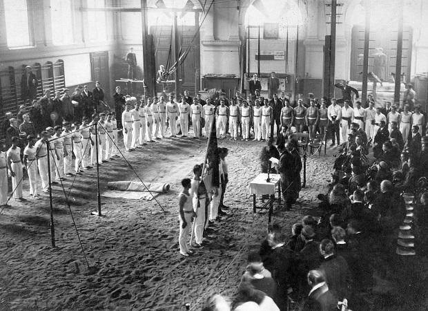 1922: a Józsefvárosi Tornaegylet bemutatója előtt (Fotó: Fortepan)