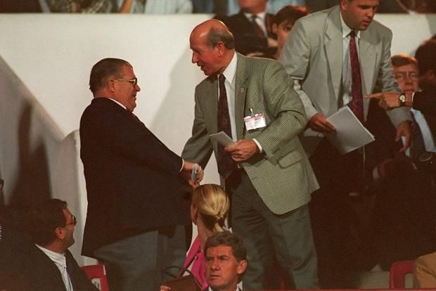 1993: Puskás Ferencet üdvözli a Kispest-Honvéd–Manchester United BL-mérkőzésen