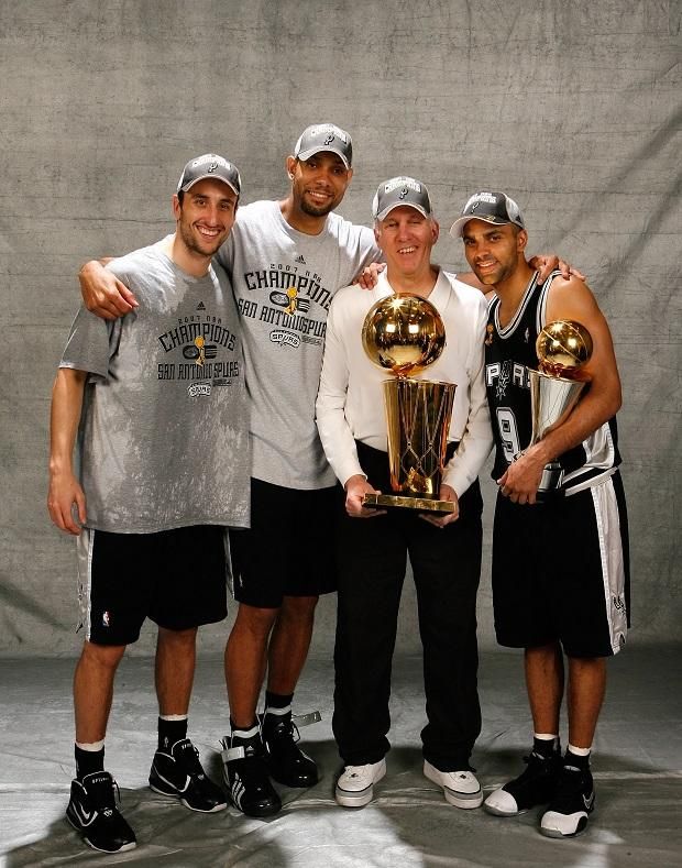 Manu Ginóbili, Tim Duncan és Tony Parker között a 2007-ben megnyert NBA-trófeával