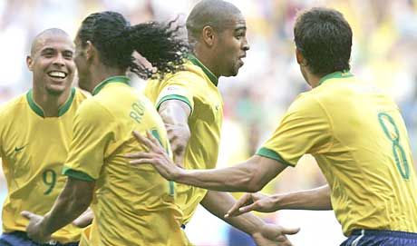 Adrianót (középen) a másik három csodacsatár: Ronaldo (balra), Ronaldinho és Kaká ünnepli