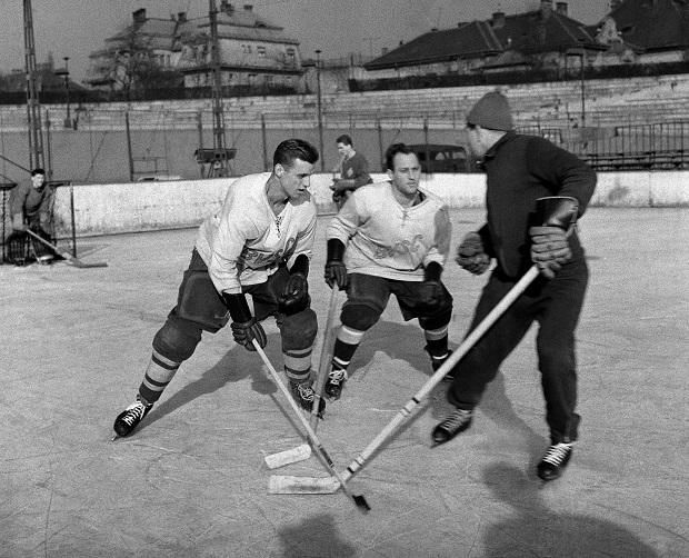 1961: Koutny Lajos (balra) és Babán József a cseh Vladimír Komínek irányításával készül a válogatott meccsére a Millenárison (Fotó: MTI/Mikó László)