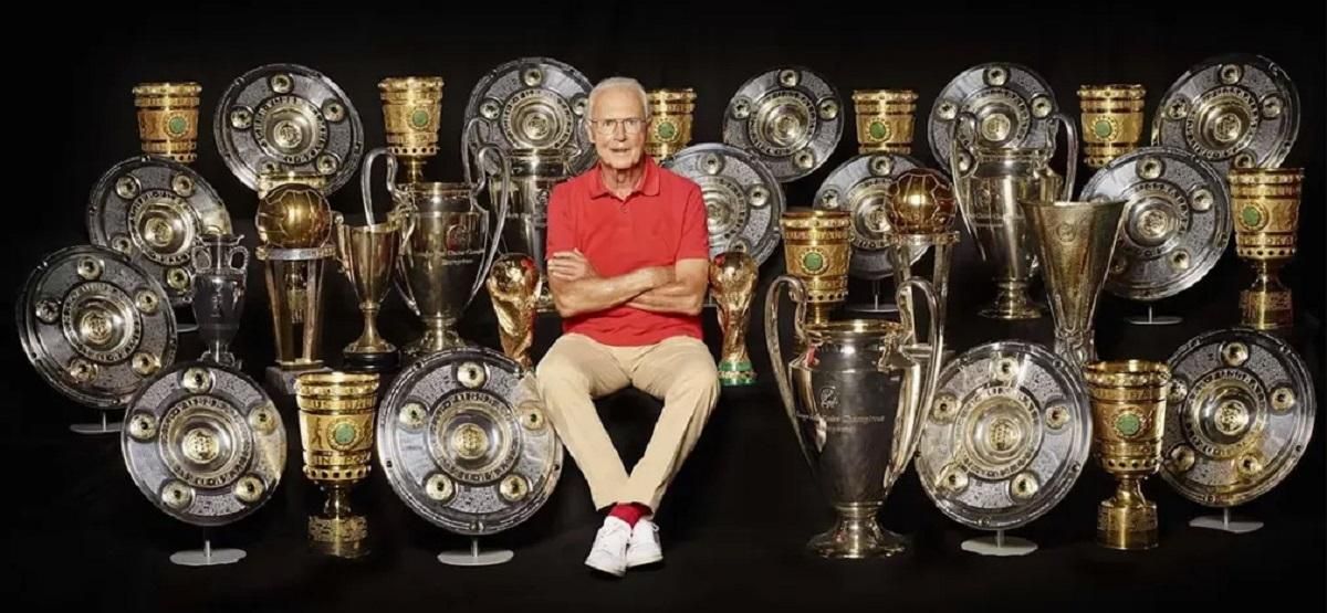 Pályafutása tárgyi emlékei között: Franz Beckenbauer játékosként öt német bajnoki címet, négy Nyugatnémet Kupát, 3 BEK-serleget, egy-egy KEK-trófeát, európai Szuperkupát, világkupát, Eb- és vb-aranyérmet, illetve két Aranylabdát nyert, míg edzőként vb-győzelemmel, UEFA-kupa-sikerrel, valamint német és francia bajnoki győzelemmel tette még sikeresebbé egyébként is varázslatos és csodaszámba menő szakmai életművét (Fotó: fcbayern.com)