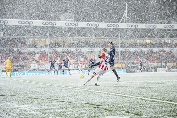 Hamisítatlan norvégiai futballjelenet, szakad a hó Tromsőben