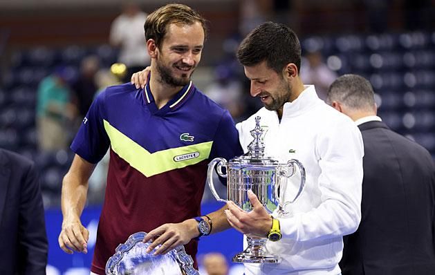 Danyiil Medvegyev és Novak Djokovics az eredményhirdetés után (Fotó: Getty Images)