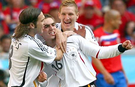 Thorsten Frings (balra) és Bastian Schweinsteiger köszönti a németek első góljának szerzőjét, Philipp Lahmot ? HA A MÉRKŐZÉS KÉPEIRE KÍVÁNCSI, KATTINTSON A FOTÓ FELÜLETÉRE!