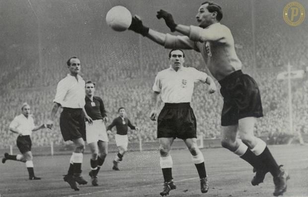 Egy magyar megmozdulás, amelyből végül nem született gól a Wembley-ben: Hidegkuti és Puskás középen csalódottan figyeli, amint Merrick kapus hárít