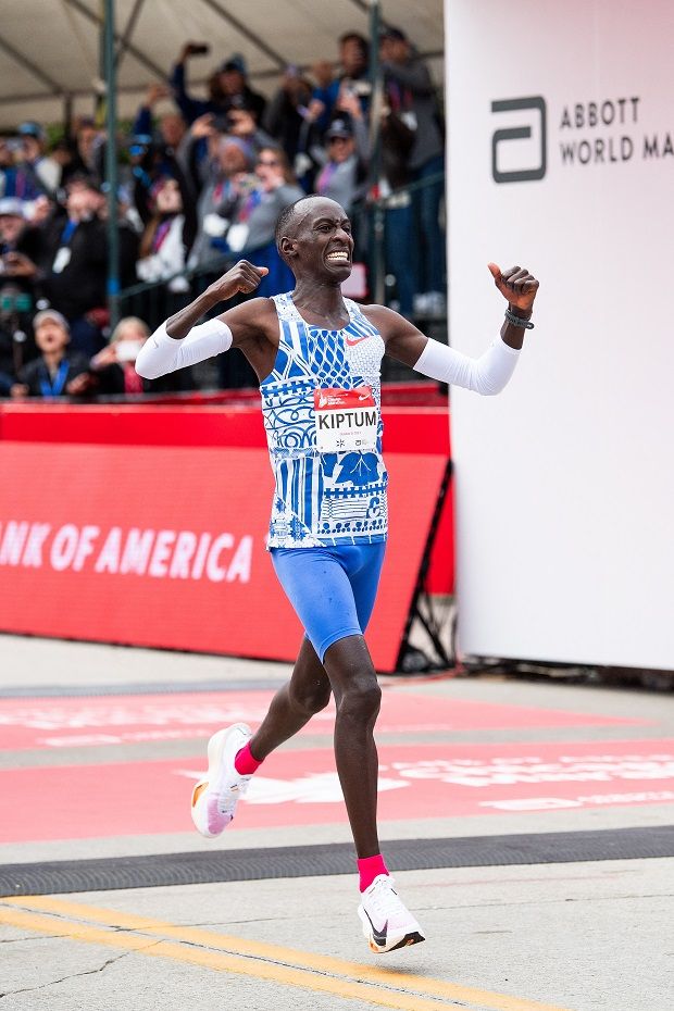 A „szupercipőben” a chicagói maratoni céljában (Fotó: Reuters)