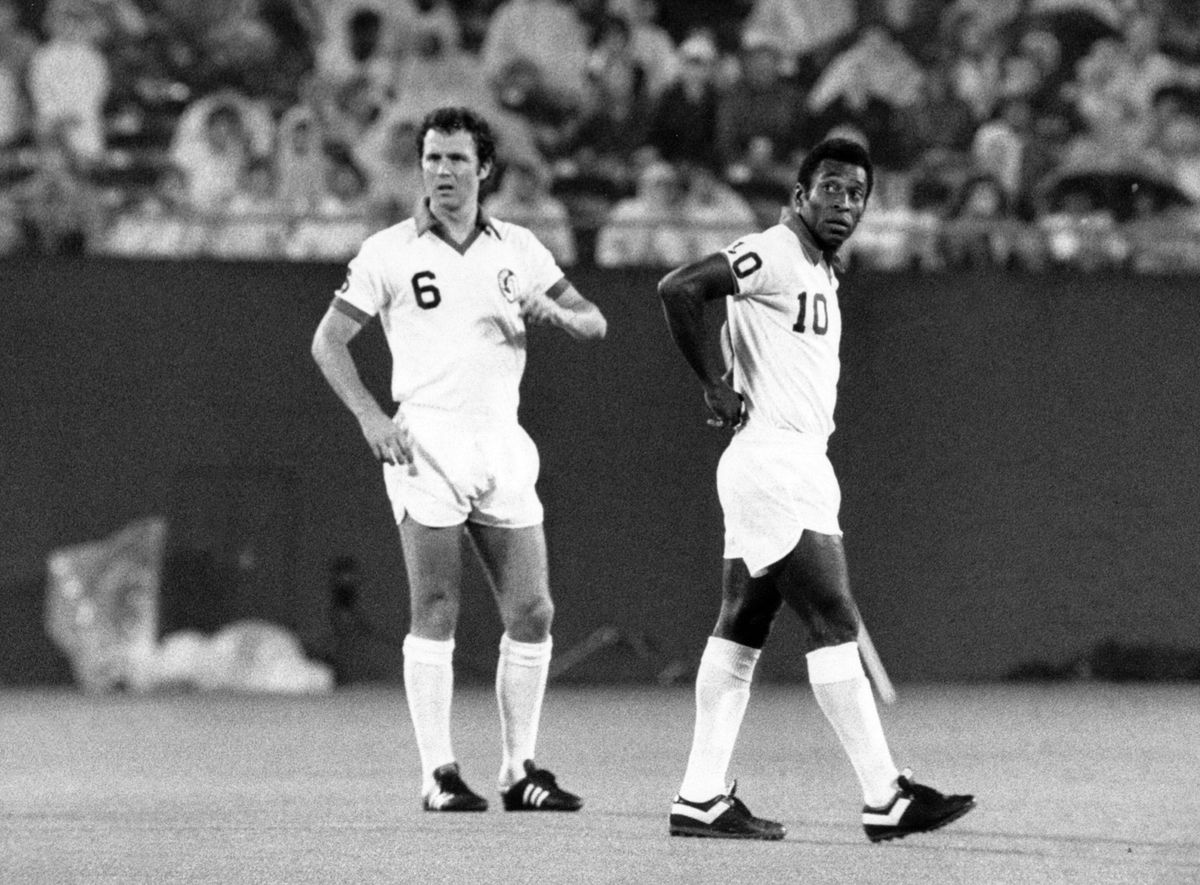 Franz Beckenbauer (li.) und Pele (beide Cosmos New York)