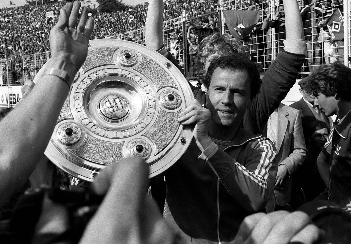 Fußball, Hamburger SV, Deutscher Meister 1982 Franz Beckenbauer (HSV) mit der Meisterschale
