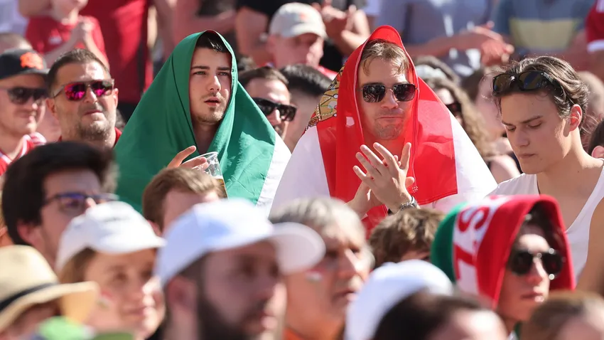Videó minta kép: Kitörő öröm a magyar gólnál, hitetlenkedő arcok a végén – ilyen volt a szurkolás az NS-teraszon