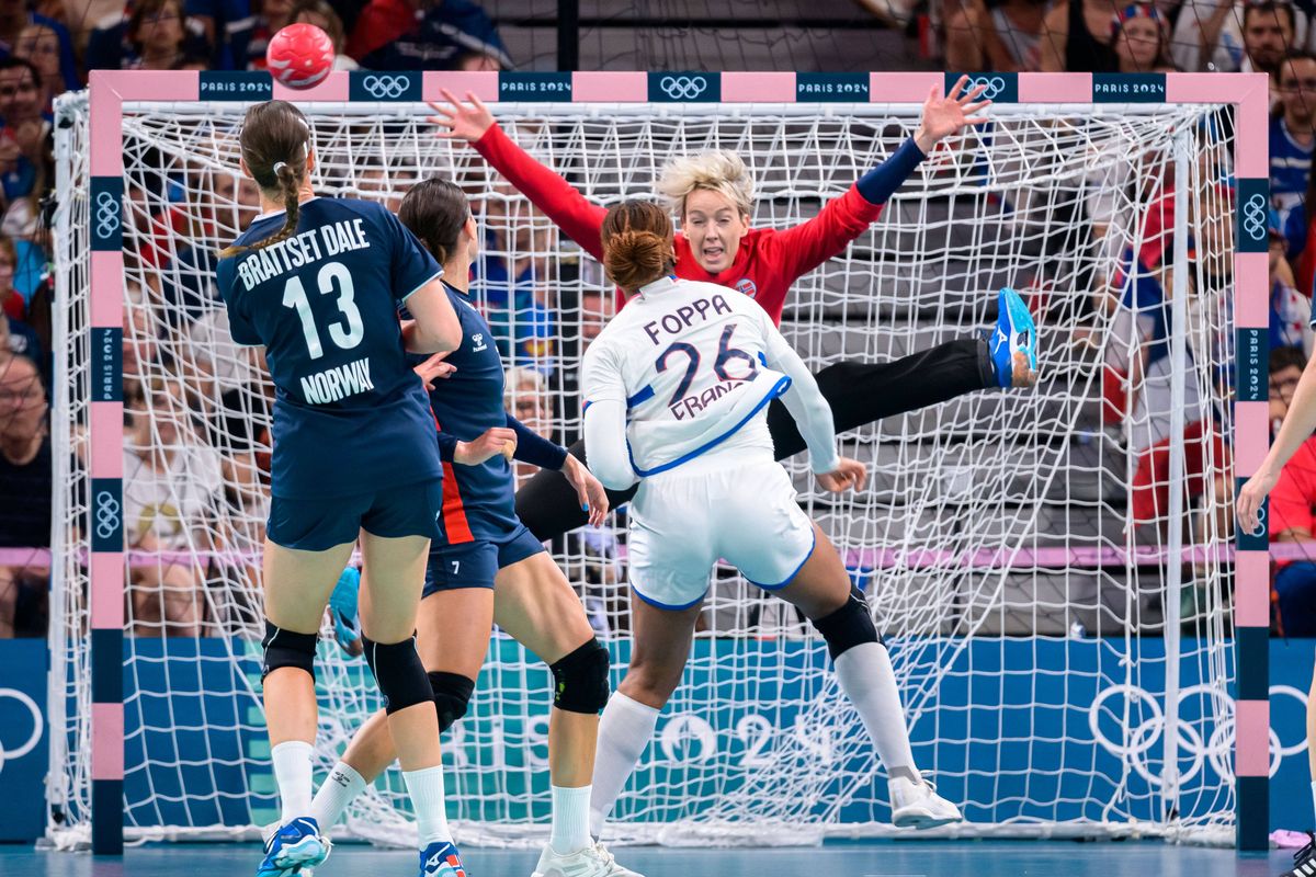 Paris, Frankreich: Handball Olympia Frauen - Finale - Norwegen - Frankreich Pauletta Foppa (Frankreich), Katrine Lunde (