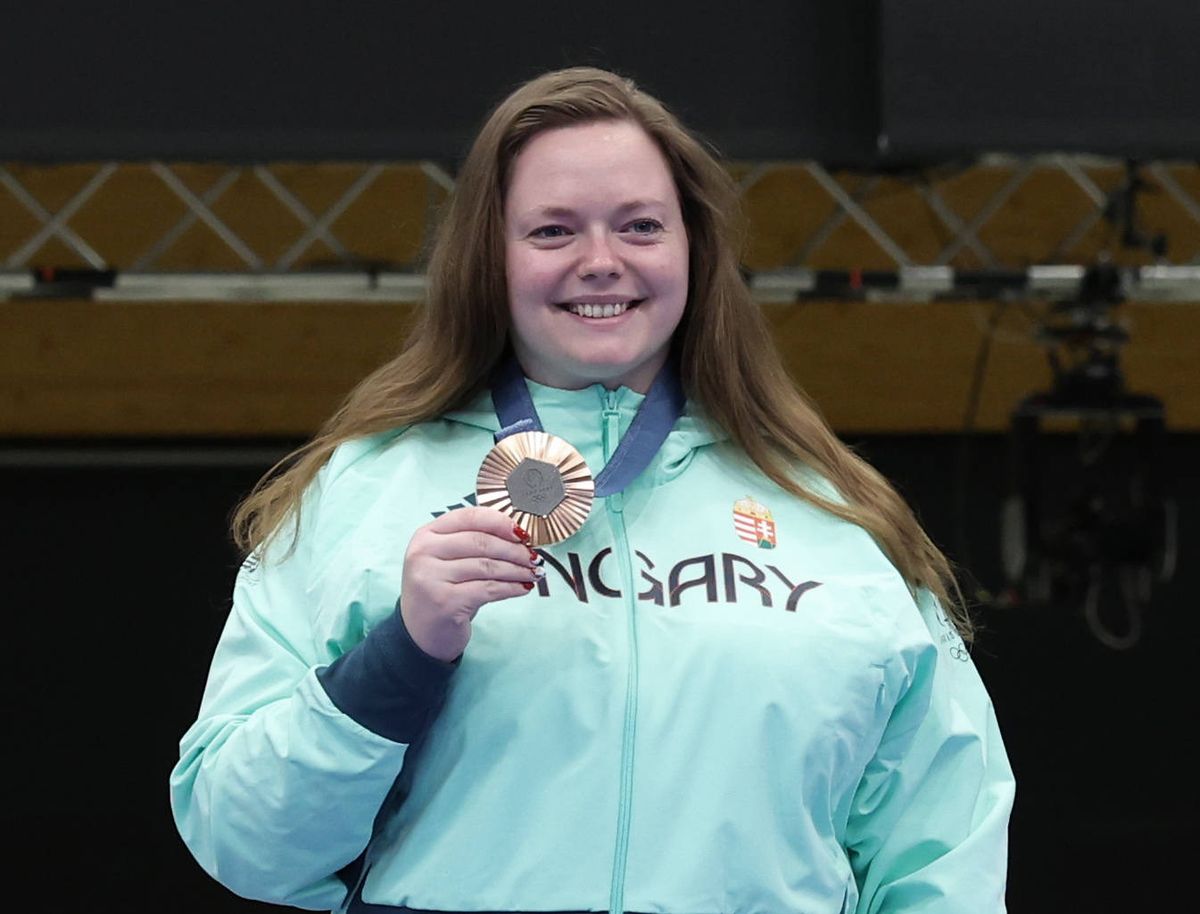 (240803) -- CHATEAUROUX, Aug. 3, 2024 -- Bronze medalist Veronika Major of Hungary attends the awarding ceremony after t