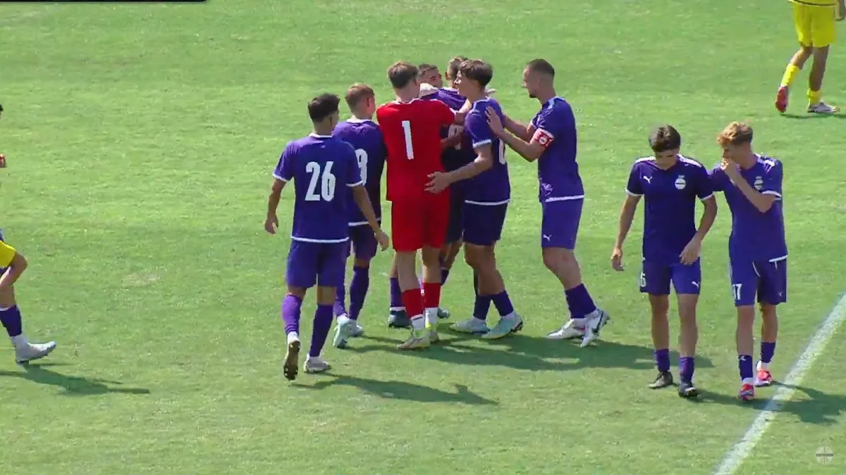 NB III: az Újpest II játékosa a saját térfeléről talált a kapuba – videó