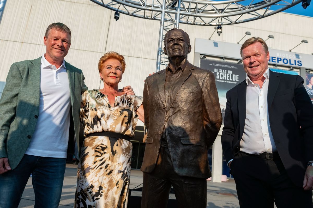 GRONINGEN, Hitachi Capital Mobility Stadium , 16-06-2021 , Revealing statue of Martin Koeman. Ronald Koeman, widow Wies