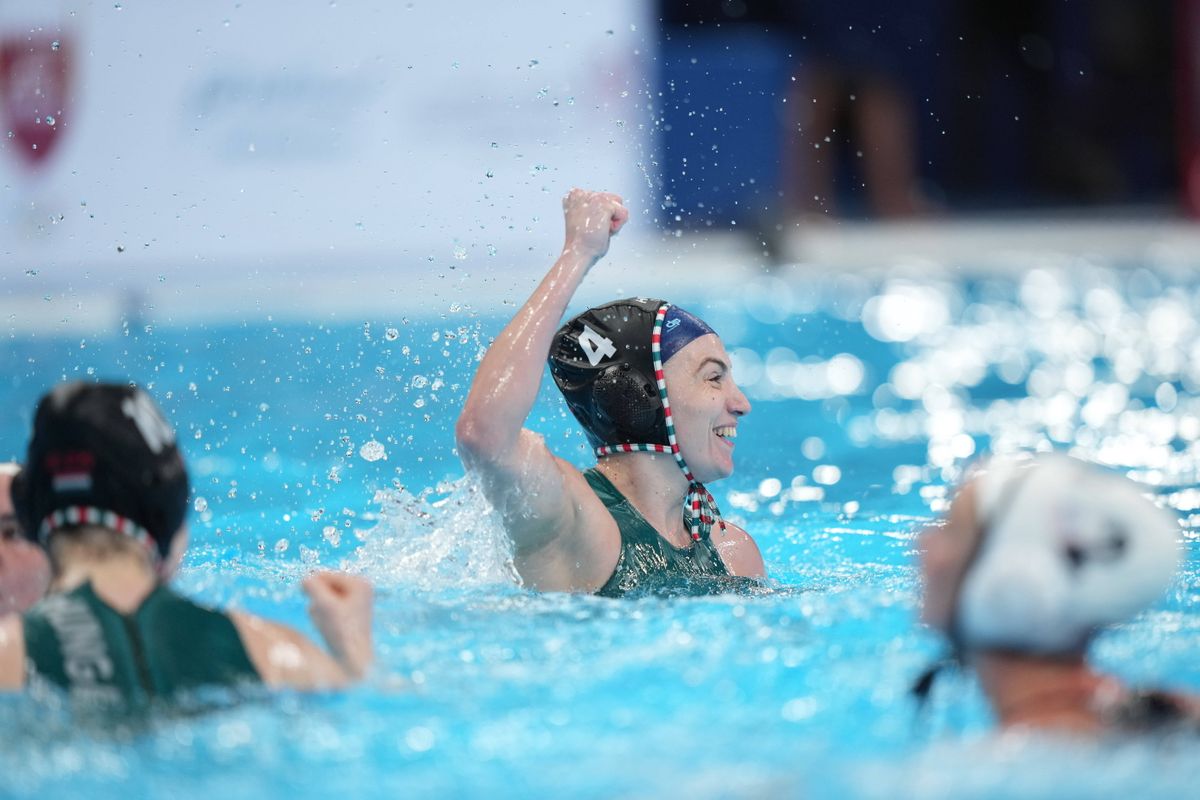 (240217) -- DOHA, Feb. 17, 2024 -- Greta Kurucz-Gurisatti (C) of Hungary celebrate during the women s Water polo, Wasser