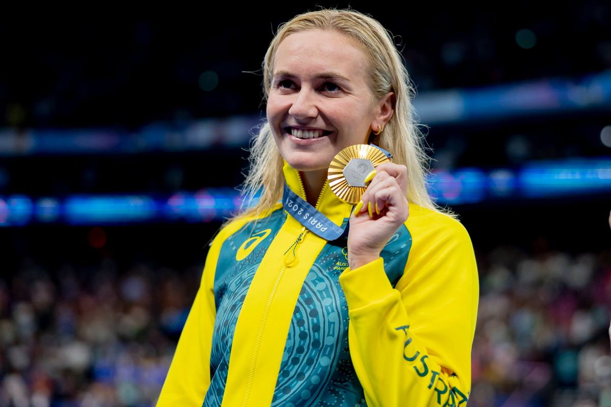 Ariarne Titmus, AUS bei der Siegerehrung FRA, Olympische Spiele Paris 2024, Schwimmen Finals Tag1, 27.07.2024 FRA, Olymp