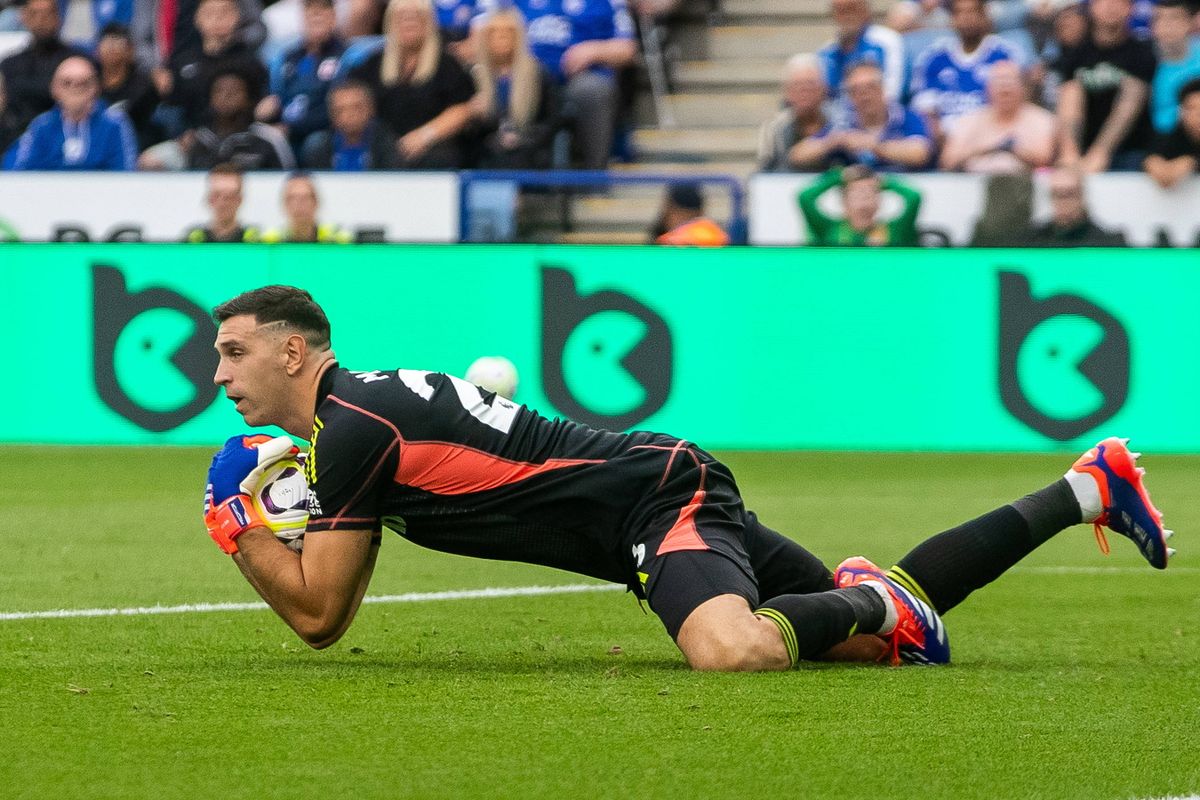 Leicester City v Aston Villa Premier League 31/08/2024. Aston Villa goalkeeper Emiliano Martinez (23) gathers ball durin