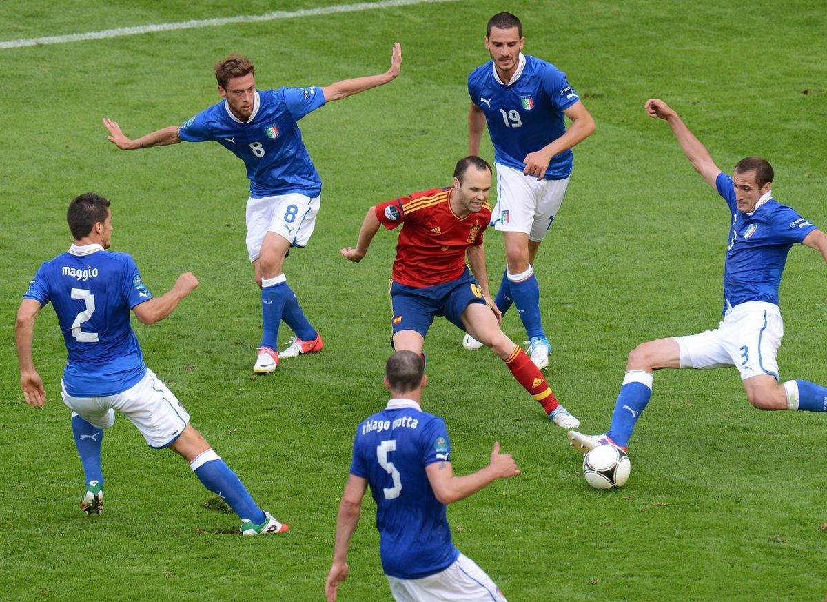 FUSSBALL EUROPAMEISTERSCHAFT 2012 VORRUNDE Spanien - Italien 10.06.2012 Andres Iniesta (Mitte, Spanien) hat es schwer ge