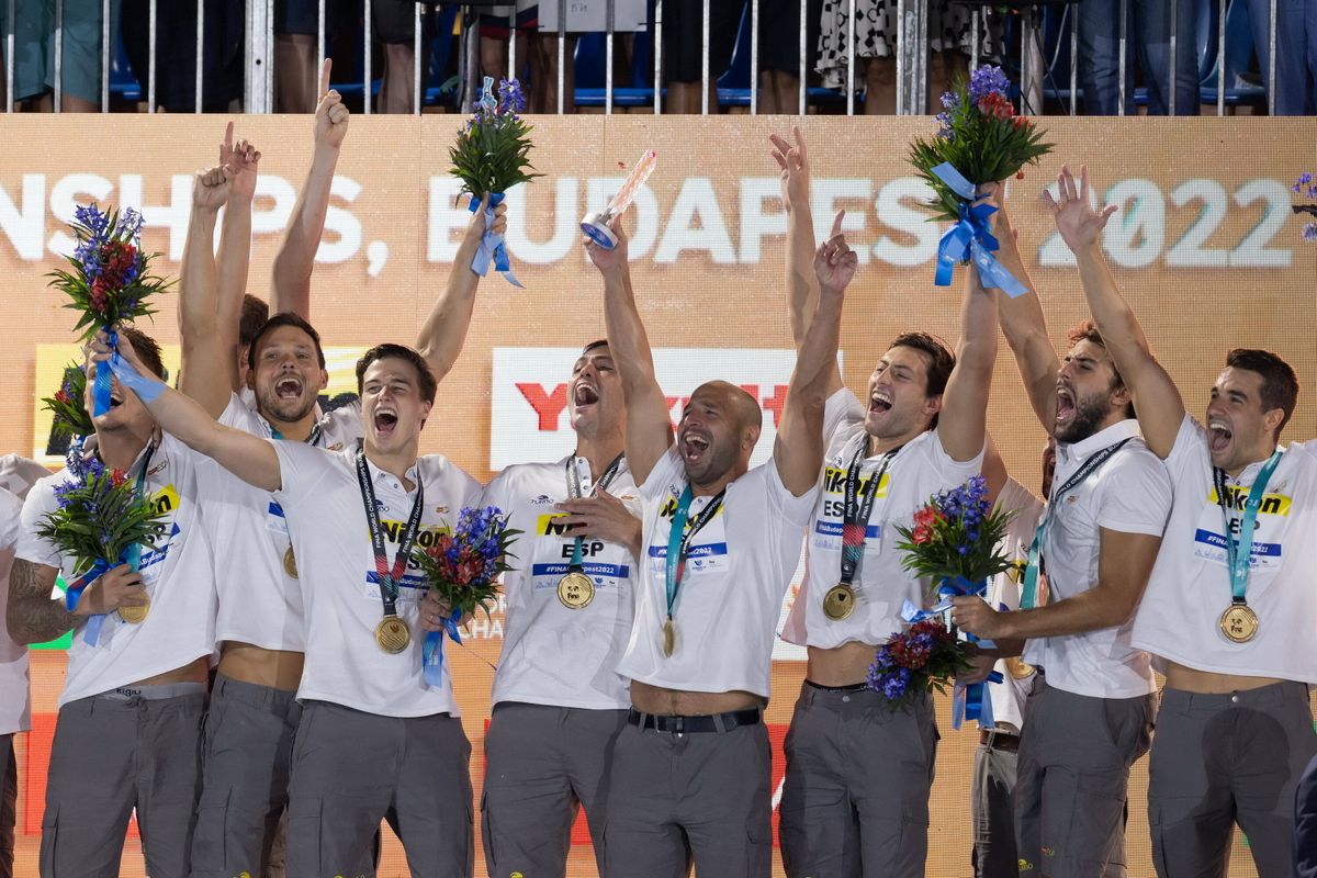 (220704) -- BUDAPEST, July 4, 2022 -- Members of team Spain celebrate their victory after the Men s Waterpolo Final bet