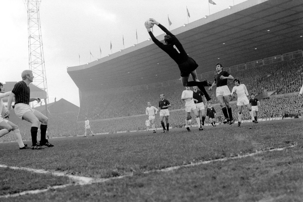 Soccer - European Cup - Semi Final Second Leg - Manchester United v AC Milan