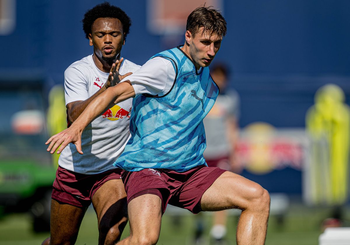 Leipzigs Lois Openda und Willi Orban. Training RB Leipzig am 13. August 2024. Red Bull Akademie, Leipzig. Training RB Le