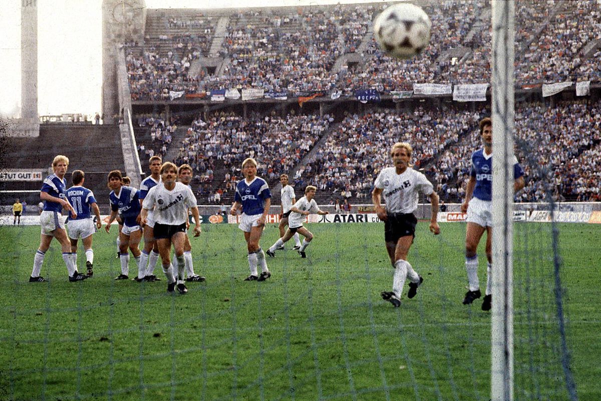 Fußball, DFB-Pokalfinale 1987/1988, Eintracht Frankfurt - VfL Bochum Lajos Detari  (weißes Trikot links) erzielt den ent