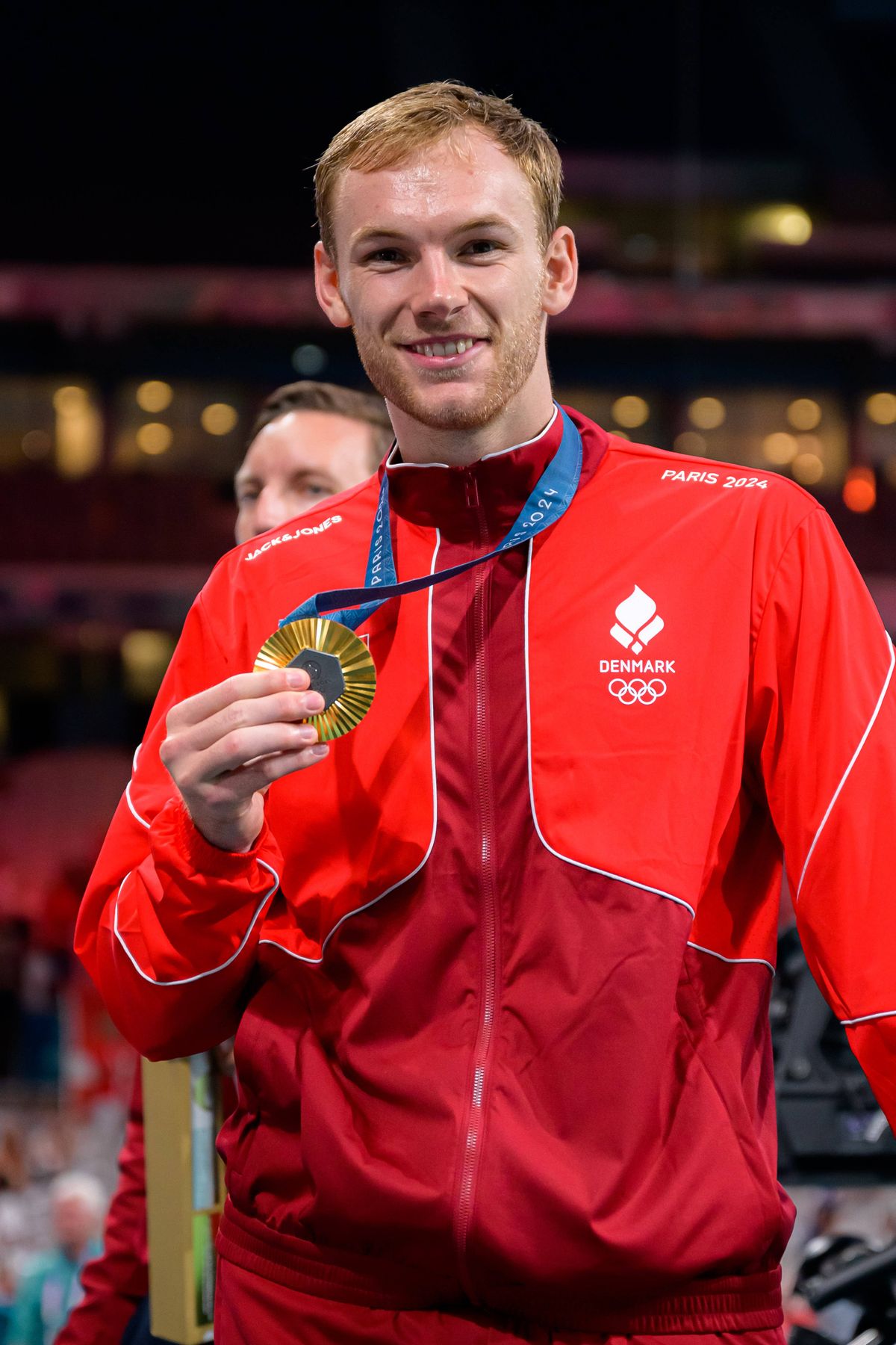 Paris, Frankreich: Handball Olympia Herren - Finale - Deutschland - Dänemark Daenemarks Mathias Gidsel mit der Gold Meda