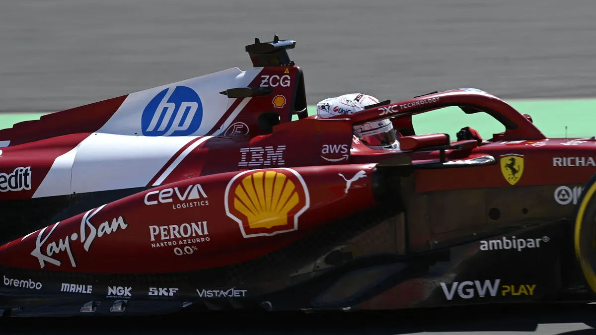 Kék, fehér, piros – így alakult át a Ferrari a Miami Nagydíjra – képek