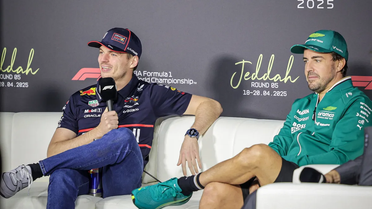 Verstappen nem foglalkozik a távozásáról szóló pletykákkal; Alonso nem félti a helyét az Aston Martinnál