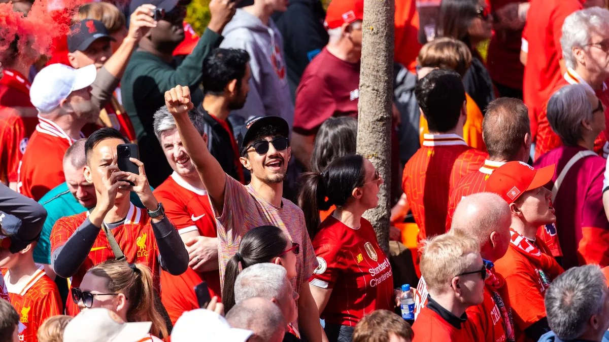 Videó: Liverpool vörös füstben – így érkeztek meg Szoboszlaiék a stadionhoz