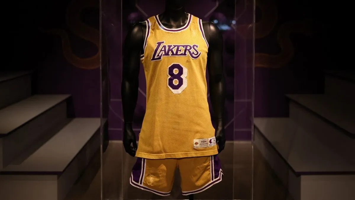 NBA: hétmillió dollárért kelt el Kobe Bryant első Lakers-meze