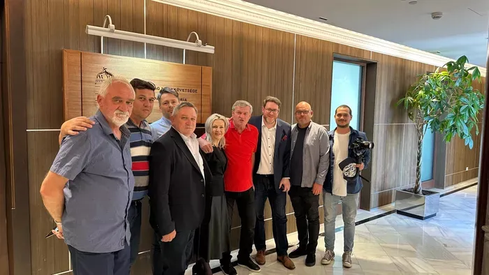 Közös kép a nagykövetségben. Középen Magyarország spanyolországi nagykövete, Tóth Katalin