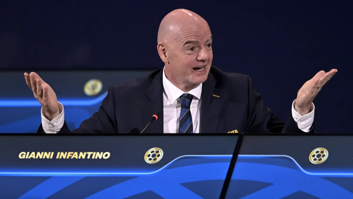 Óriási a botrány: saját kongresszusát késte le a FIFA elnöke, tiltakozásul Csányi Sándor is kivonult