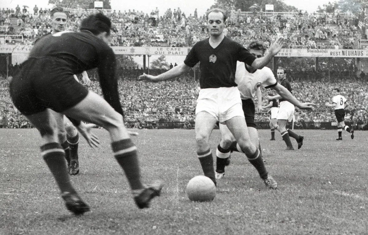 WM Finale 1954 in Bern BR Deutschland Ungarn 3 2 L R Gyula Lorant Torwart Gyula Grosics und