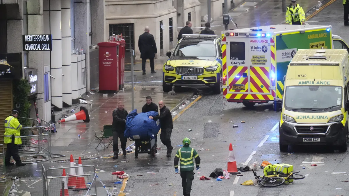 Tömegbe hajtott egy autós a liverpooli bajnoki parádén – videó