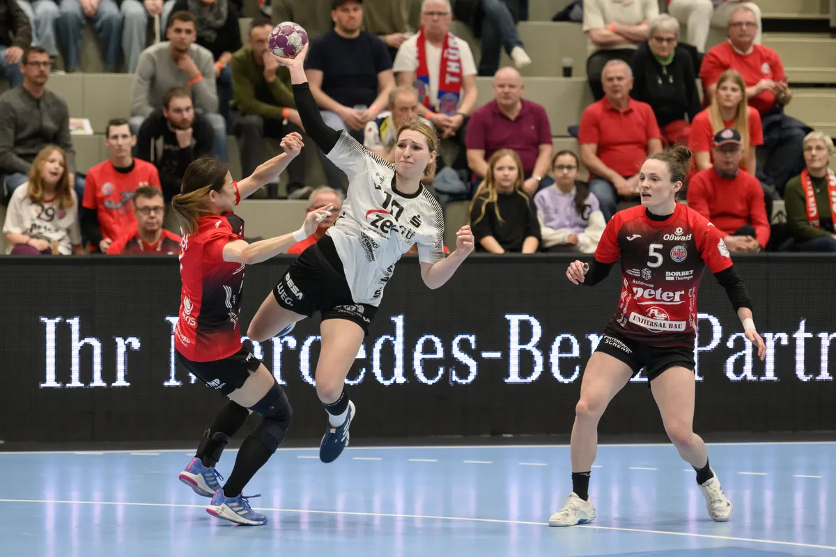 Rita Lakatos (RR, BSV Sachsen Zwickau, 10), Yuki Tanabe (LA, Thueringer HC, 7), Sonja Frey (RM, Thueringer HC, 5) GER, T