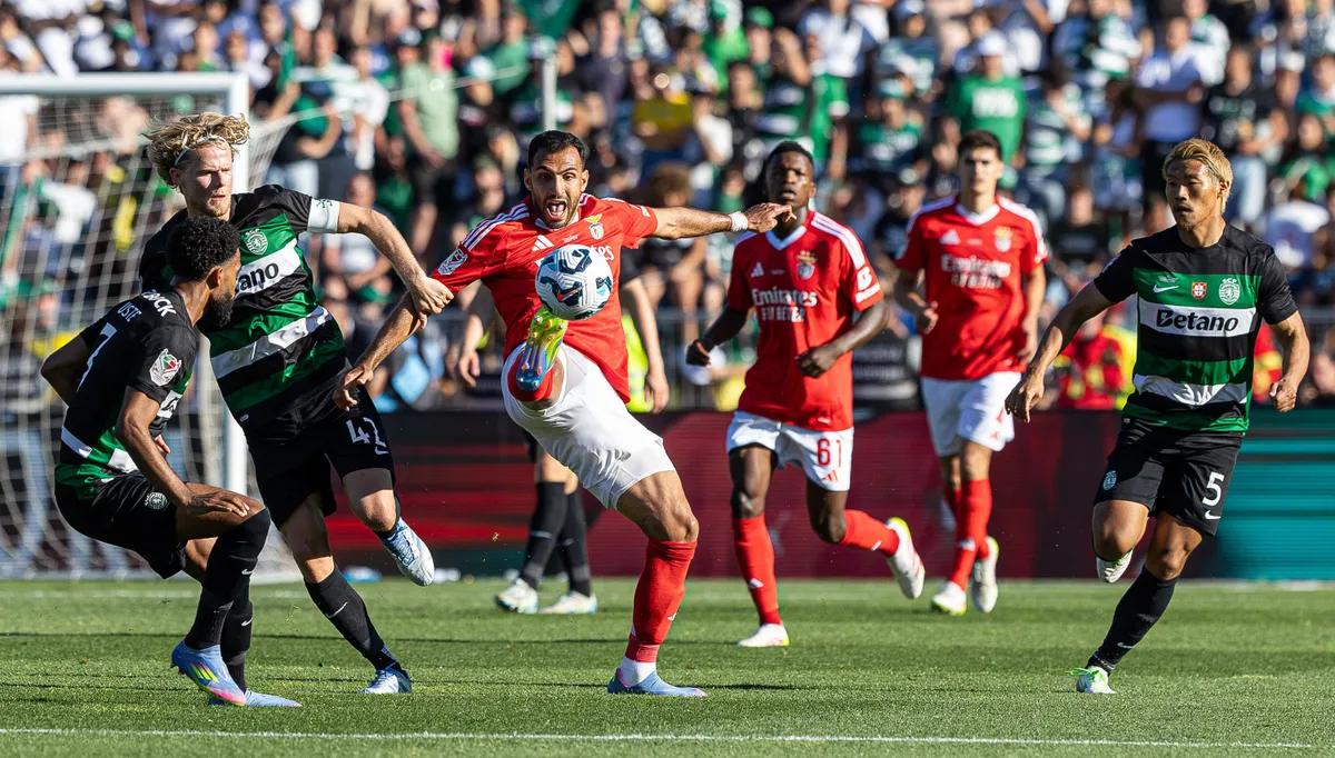 Evangelos Pavlidis of SL Benfica and Morten Hjulmand, Jerry