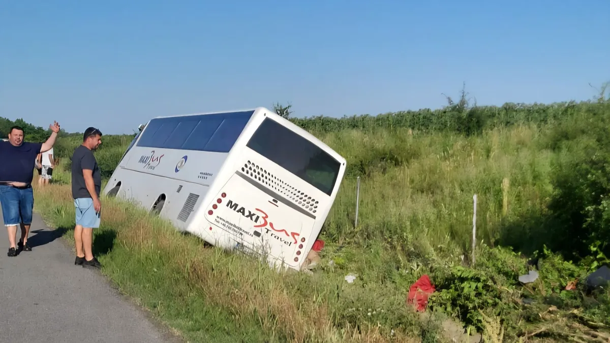 Felborult a kosárlabdázó gyerekeket szállító busz, egy felnőtt meghalt